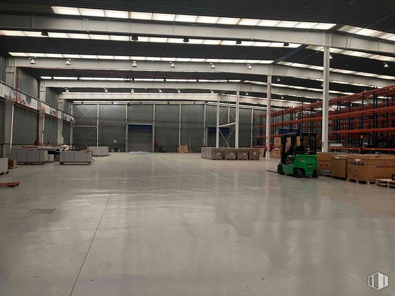 Industrial for sale at Polígono industrial Sur, San Agustín del Guadalix, Madrid, 28750 with packaged goods, floor, flooring, hall, gas, composite material, engineering, metal, machine and factory around