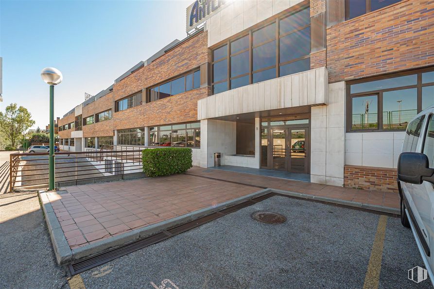 Office for sale at Calle Mahón, Las Rozas de Madrid, Madrid, 28230 with window, car, plant, building, sky, interior design, road surface, door, urban design and residential area around