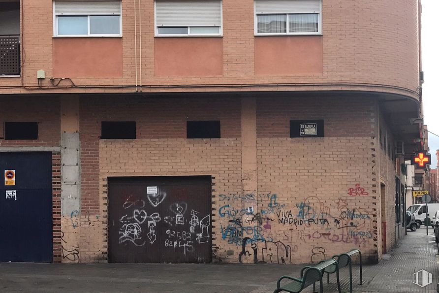 Retail for sale & for rent at Calle Santa Sabina, 28, Talavera de la Reina, Toledo, 45600 with window, door, building, property, house, brickwork, brick, art, residential area and font around