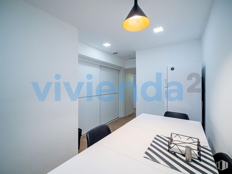 Oficina en venta en Plaza José Moreno Villa, Moncloa - Aravaca, Madrid, 28008 con lámpara, alumbrado, mesa, edificio, propiedad, mesa, azure, interiorismo, confort y arquitectura alrededor