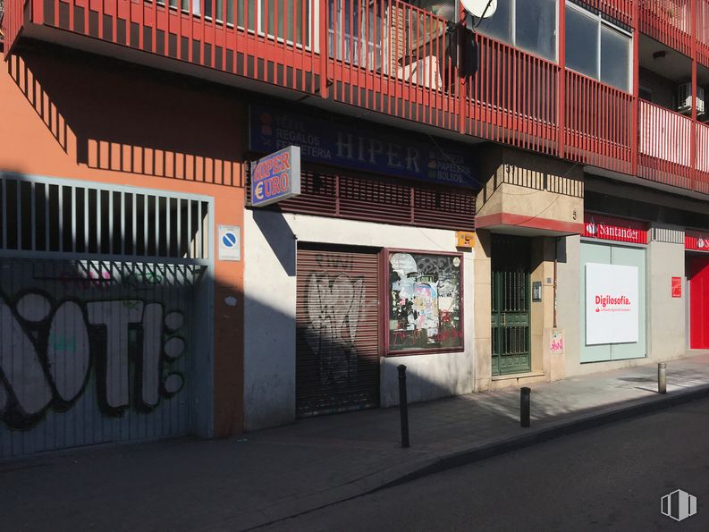 Retail for rent at Avenida Peña Prieta, 57, Puente de Vallecas, Madrid, 28038 with 1d barcode, window, building, font, public space, wall, facade, metropolitan area, city and fixture around