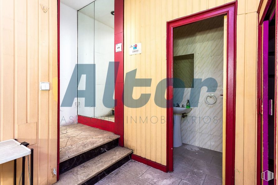 Local en venta en Calle Marqués Urquijo, Moncloa - Aravaca, Madrid, 28008 con cama, puerta, accesorio, madera, edificio, exterior automotriz, suelo, pared, piso y puerta de casa alrededor