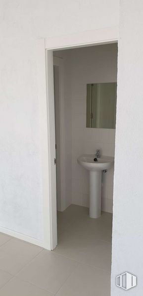 Oficina en alquiler en Calle San Erasmo, 42, Villaverde, Madrid, 28021 con fregadero, grifo, arreglo de tubería, lavabo del baño, espejo, baño, accesorio, madera, líquido y plomería alrededor