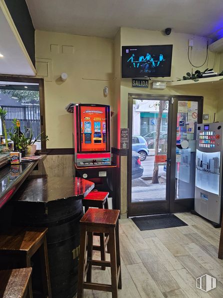 Retail for sale at Calle Doctor Esquerdo, 25, Salamanca, Madrid, 28028 with door, stool, glass, restaurant, cleanliness, advertising and sign around