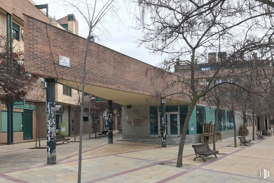 Retail for rent at Calle San Juan, 18, Pinto, Madrid, 28320 with bench, building, sky, window, plant, tree, urban design, shade, road surface and sidewalk around