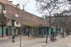 Retail for rent at Calle San Juan, 18, Pinto, Madrid, 28320 with bench, building, sky, window, plant, tree, urban design, shade, road surface and sidewalk around