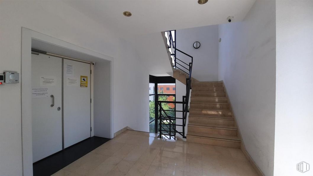 Office for rent at Zona Méndez Álvaro, Arganzuela, Madrid, 28045 with fixture, paint, wood, interior design, stairs, door, floor, hall, flooring and building around