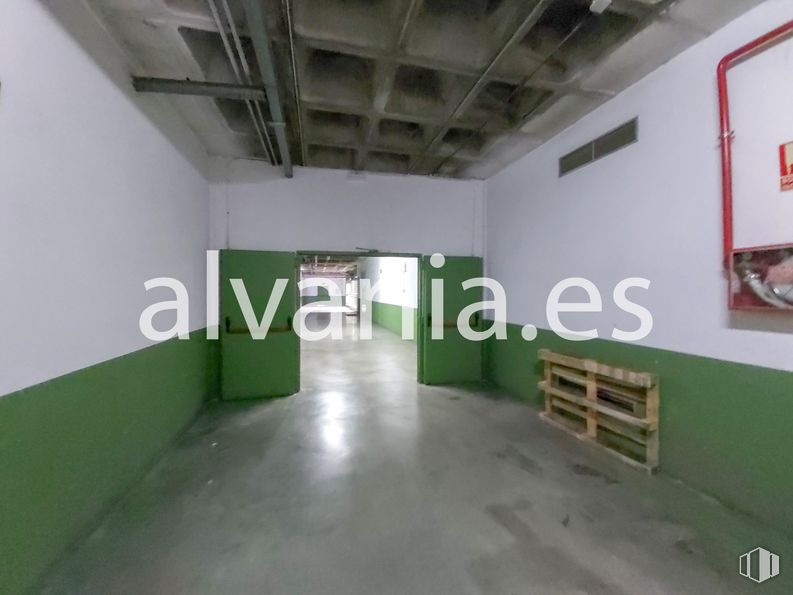 Industrial for sale at Calle Gamonal, Villa de Vallecas, Madrid, 28031 with furniture, fixture, flooring, floor, composite material, ceiling, building, event, rectangle and concrete around