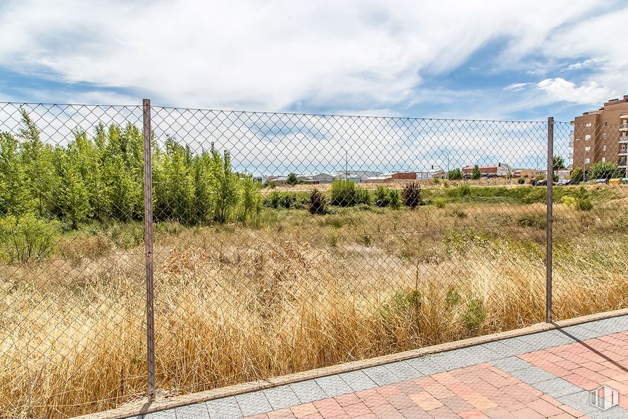 Land for sale at Calle María Luisa Menéndez Calleja, Cuenca, 16003 with building, cloud, sky, plant, fence, land lot, wire fencing, mesh, grass and home fencing around