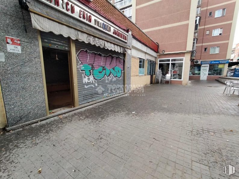 Local en alquiler y venta en Calle Villamil, Móstoles, Madrid, 28934 con edificio, puerta, ventana, superficie de la carretera, asfalto, callejón, acera, fachada, fuente y ciudad alrededor