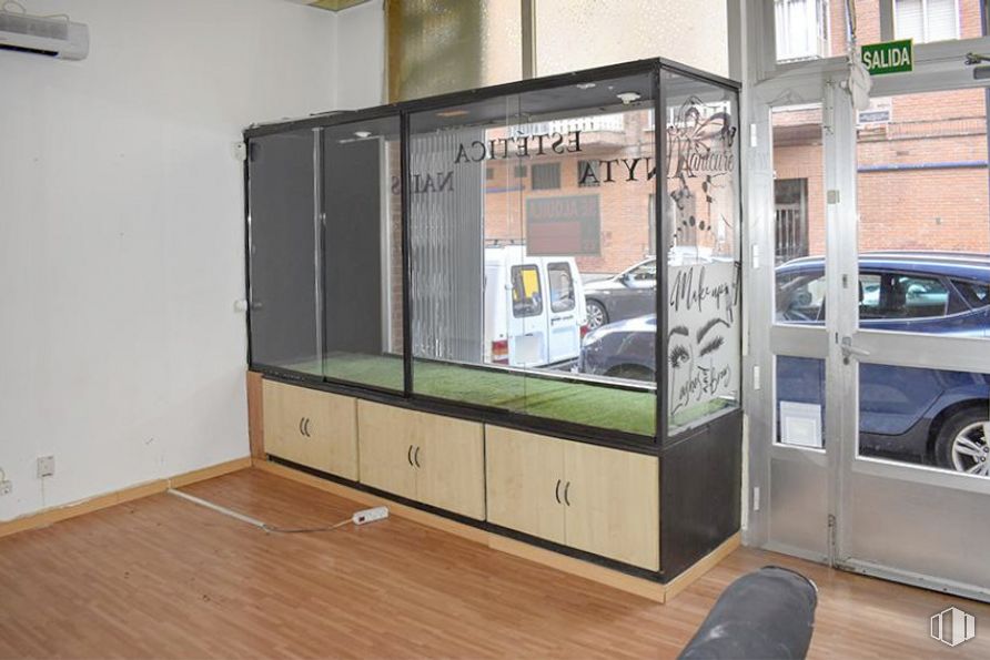 Retail for rent at Calle La Moraña, Ávila, 05002 with cabinetry, tire, wheel, building, wood, floor, flooring, car, automotive design and vehicle around