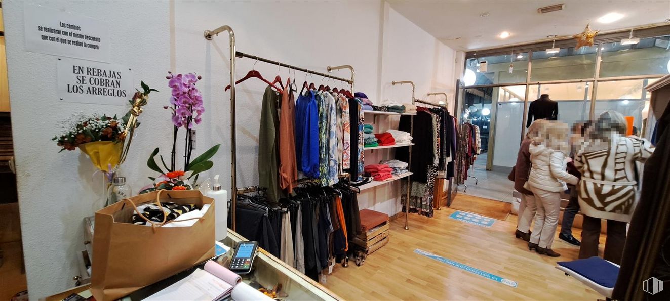 Local en venta en Avenida España, Majadahonda, Madrid, 28220 con persona, pantalones, ropa, ropa de calle, zapato, moda, estante, textil, percha y interiorismo alrededor