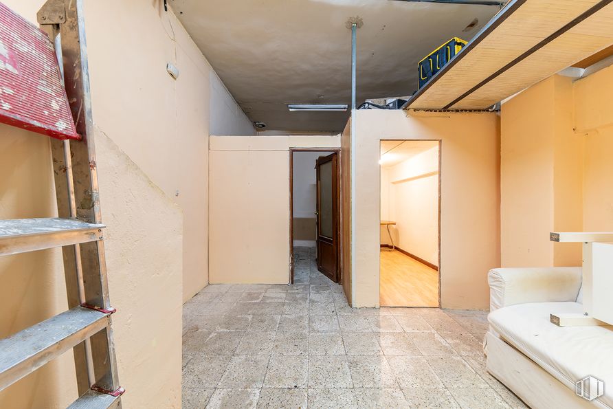 Local en alquiler y venta en Calle San Maximiliano, Ciudad Lineal, Madrid, 28017 con sofá, suelos, suelo, techo, escaleras, tinte para madera, contrachapado, suelo de baldosas, escayola y suelos de madera alrededor