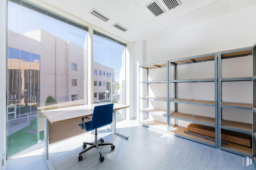 Oficina en alquiler en Edificio Londres, Playa de Liencres, 2, Las Rozas de Madrid, Madrid, 28230 con silla, estantería, mesa, mueble, propiedad, edificio, escritorio, ventana, escritorio de computadora, silla de oficina y estante alrededor