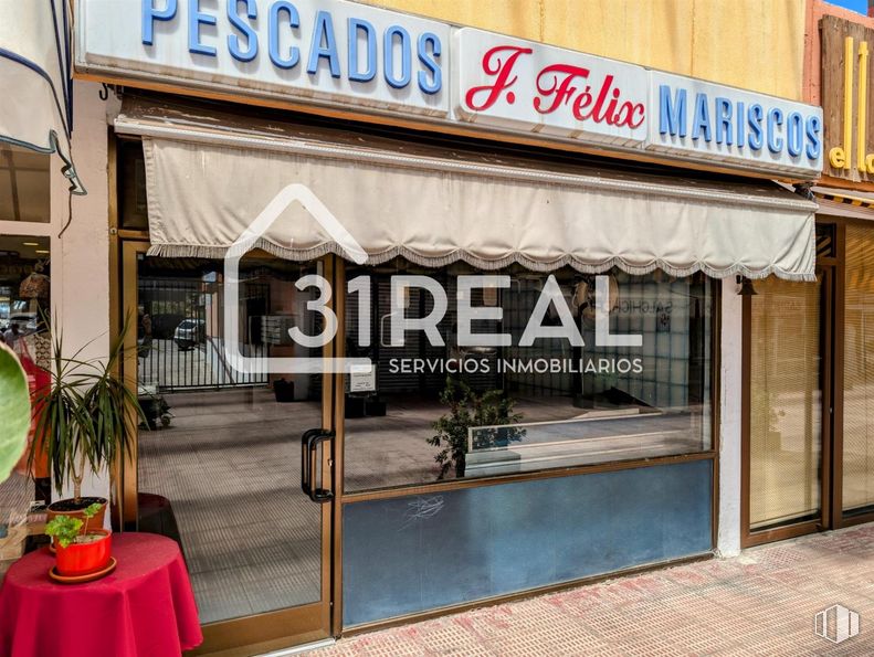 Local en venta en Zona Peñagrande, Fuencarral - El Pardo, Madrid, 28035 con mesa, propiedad, edificio, inmobiliario, fachada, venta al por menor, planta, toldo, fuente y señalización alrededor