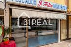 Local en venta en Zona Peñagrande, Fuencarral - El Pardo, Madrid, 28035 con mesa, propiedad, edificio, inmobiliario, fachada, venta al por menor, planta, toldo, fuente y señalización alrededor