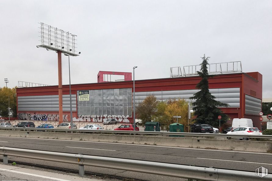 Oficina en alquiler en Calle Sepúlveda, 6, Alcobendas, Madrid, 28108 con edificio, coche, cielo, vehículo, vehículo de motor, luz de la calle, asfalto, planta, rueda y árbol alrededor