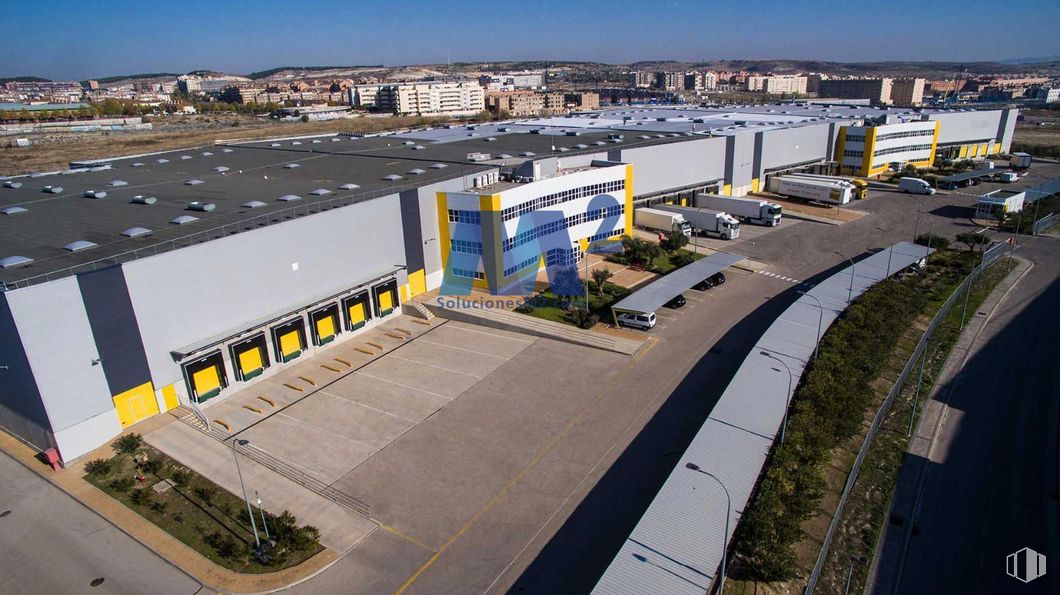 Industrial for rent at Zona Rivas-Vaciamadrid, Puente de Vallecas, Rivas-Vaciamadrid, Madrid, 28529 with sky, transport hub, urban design, building, asphalt, residential area, landscape, commercial building, facade and road around