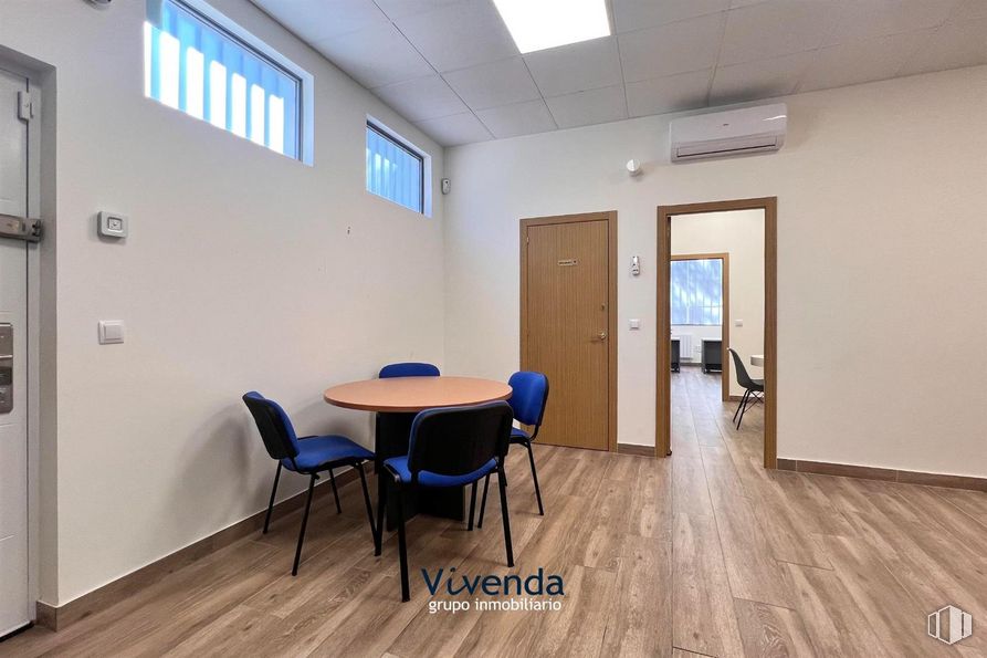 Local en venta en Zona ayuntamiento, Humanes de Madrid, Madrid, 28970 con silla, puerta, ventana, lámpara, mesa, mesa de cocina y comedor, propiedad, mueble, edificio y accesorio alrededor