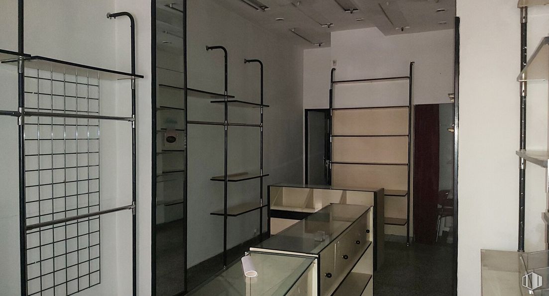 Retail for rent at Paseo Delicias, Arganzuela, Madrid, 28045 with cabinetry, building, fixture, automotive design, shelving, eyewear, flooring, floor, line and wall around