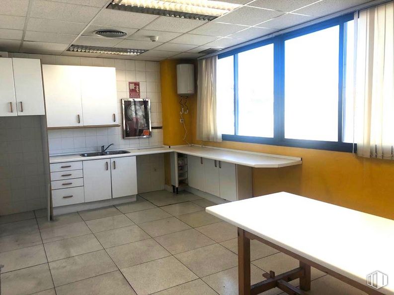 Oficina en venta en Calle Julián Camarillo, San Blas - Canillejas, Madrid, 28037 con ventana, ebanistería, mesa, alacena, mueble, propiedad, fregadero, fregadero, encimera y grifo alrededor