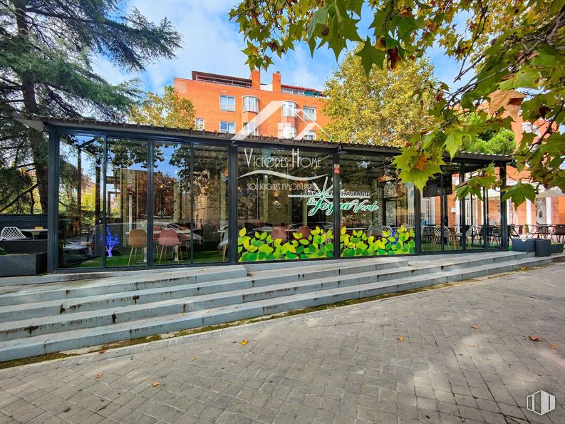 Retail for sale & for rent at Zona Portazgo, Puente de Vallecas, Madrid, 28038 with furniture, shade, iron, restaurant, chair, outdoor furniture, outdoor table, outdoor structure, bench and kitchen & dining room table around