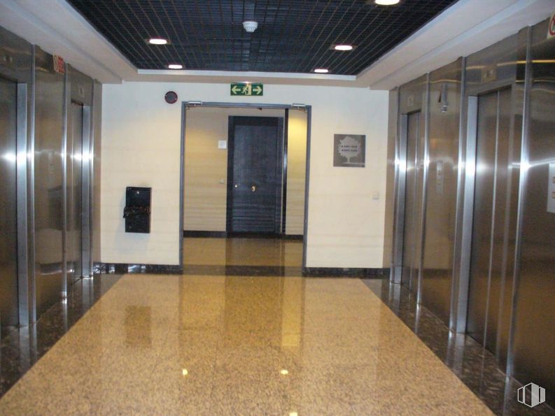 Oficina en alquiler en Calle Princesa, 3, Moncloa - Aravaca, Madrid, 28008 con puerta, propiedad, hall, interiorismo, suelos, suelo, madera, pared, techo y edificio alrededor