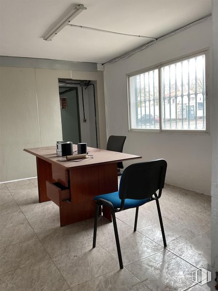 Nave en alquiler en Carretera Andalucía, 16, Getafe, Madrid, 28906 con silla, ventana, escritorio, lámpara, mueble, mesa, suelos, suelo, interiorismo y silla de oficina alrededor