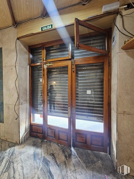 Retail for rent at Calle Donoso Cortés, Chamberí, Madrid, 28015 with window, wood, fixture, shade, architecture, door, floor, beam, house and brickwork around