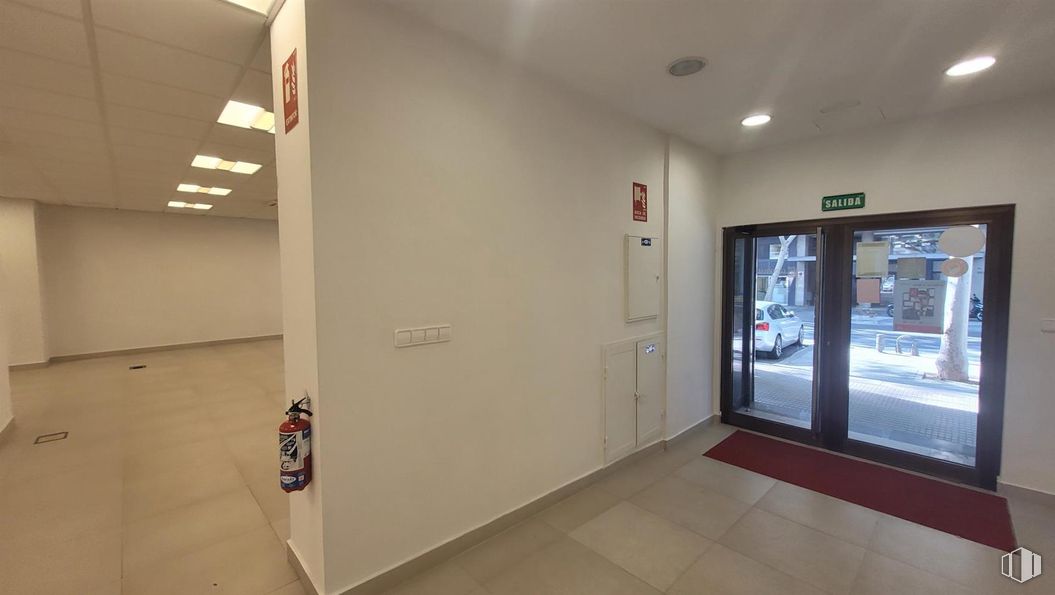 Local en alquiler en Avenida de Brasil, Tetuán, Madrid, 28020 con puerta, accesorio, madera, suelos, suelo, pared, ventana, hall, techo y madera dura alrededor