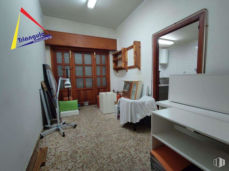 Retail for sale at Calle Tejedores, Segovia, 40004 with mirror, property, furniture, wood, fixture, interior design, building, drawer, floor and comfort around