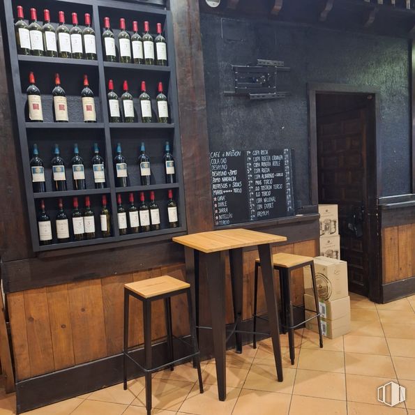 Local en alquiler en Calle Mártires, Boadilla del Monte, Madrid, 28660 con taburete, mesa, botella, botellero, botella de vino, mueble, estante, establecimiento de bebidas, edificio y madera alrededor