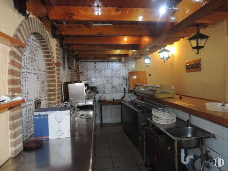 Retail for sale at Calle Felipe Solano Antelo, 16, Guadalajara, 19002 with furniture, countertop, home appliance, property, wood, interior design, cabinetry, floor, building and kitchen around