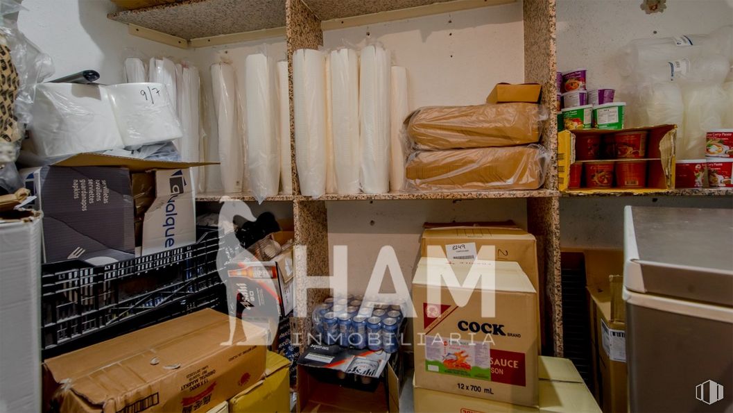 Local en alquiler en Zona Trafalgar, Chamberí, Madrid, 28010 con productos envasados, caja de envío, estantería, madera, interiorismo, edificio, cartón, caja, venta al por menor y estante alrededor