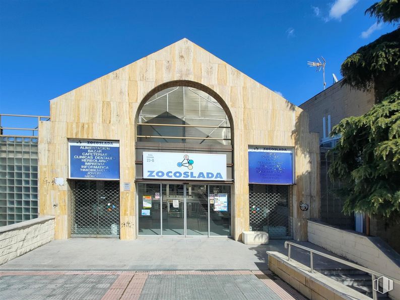 Retail for sale at C.C. Zocoslada, Avenida de España, 23, Coslada, Madrid, 28820 with building, sky, plant, architecture, cloud, facade, commercial building, shade, city and arch around