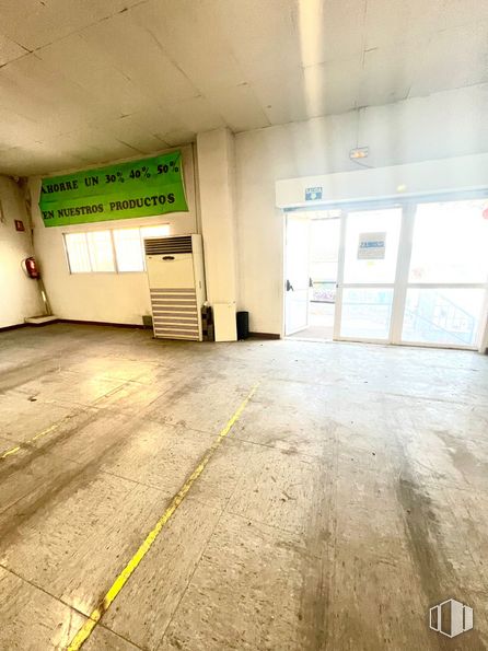 Oficina en alquiler en Calle Metales, 50, Humanes de Madrid, Madrid, 28970 con madera, suelos, suelo, hall, techo, asfalto, aparcamiento, hormigón, superficie de la carretera y puerta alrededor