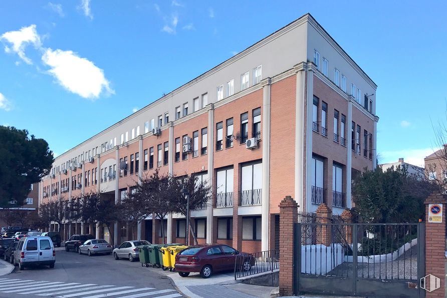 Local en alquiler en Calle El Santo, 3, Azuqueca de Henares, Guadalajara, 19200 con coche, edificio, cielo, ventana, nube, rueda, vehículo, neumático, árbol y diseño urbano alrededor