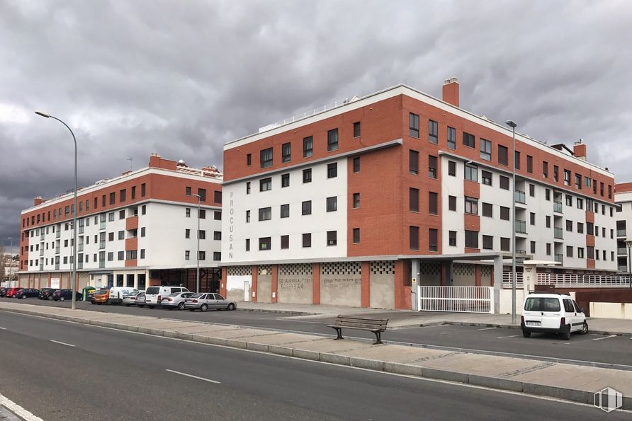 Retail for rent at Carretera Sonsoles, 9, Ávila, 05002 with building, car, sky, cloud, window, street light, wheel, vehicle, urban design and condominium around