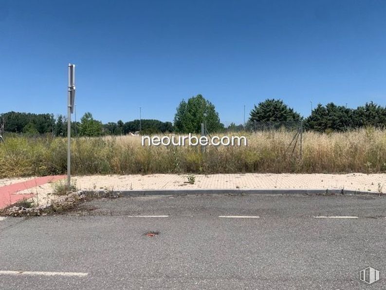 Land for sale at Calles Juan Aurelio Sánchez Tadeo, Ávila, 05003 with sky, plant, tree, road surface, asphalt, natural landscape, land lot, tar, plain and thoroughfare around