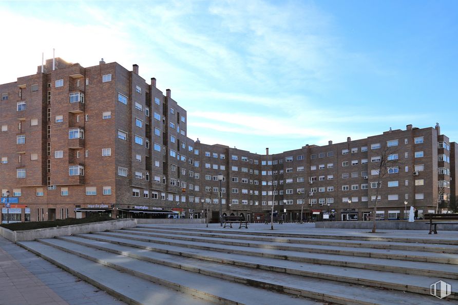 Local en alquiler en Plaza Mar Caribe, 1, Coslada, Madrid, 28820 con edificio, cielo, nube, tiempo de día, ventana, encendiendo, bloque de pisos, diseño urbano, condominio y vecindario alrededor