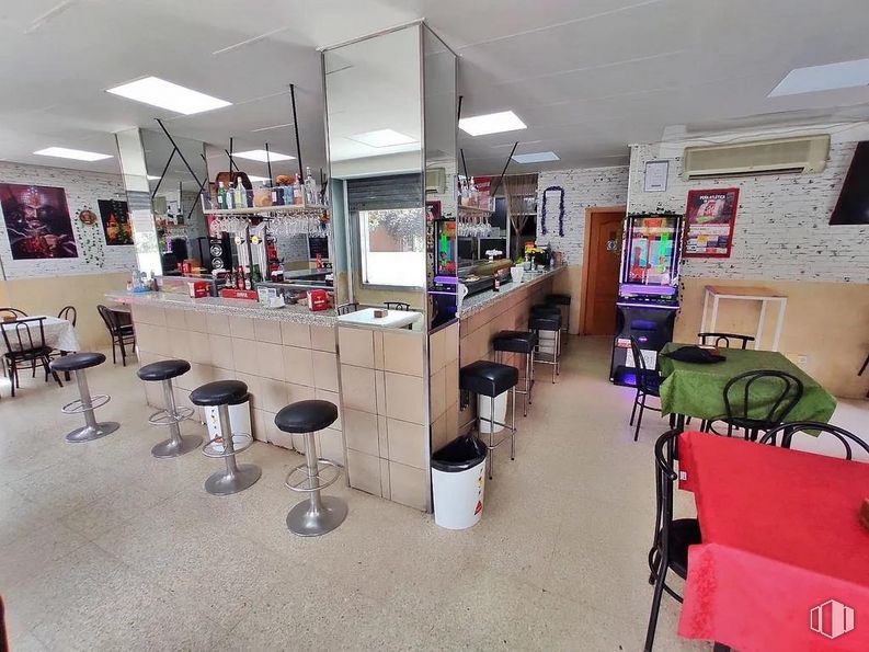 Local en alquiler en Calle Utrillas, Hortaleza, Madrid, 28043 con taburete, contenedor de basura, mesa, propiedad, mueble, silla, interiorismo, suelos, suelo y estantería alrededor