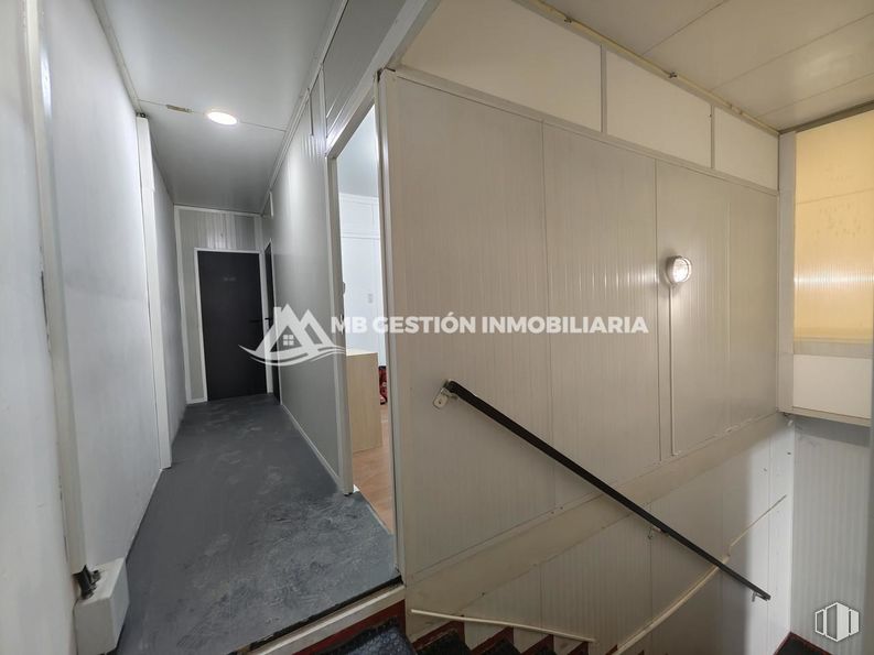 Industrial for sale at Polígono Industrial Villa Azaña, Numancia de la Sagra, Toledo, 45230 with door, wardrobe, fixture, building, floor, flooring, wall, composite material, ceiling and glass around