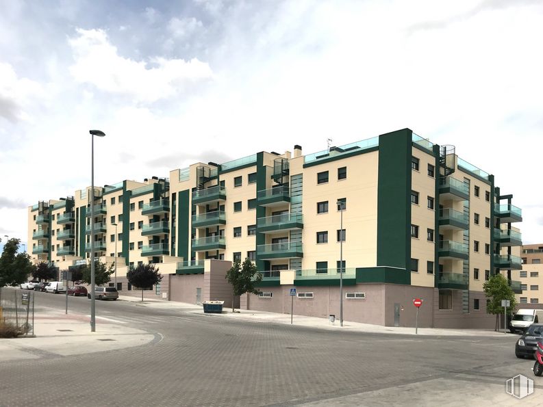 Local en alquiler en Avenida de Atenas, 2, Arganda del Rey, Madrid, 28500 con edificio, nube, cielo, luz de la calle, ventana, diseño urbano, asfalto, condominio, superficie de carretera y árbol alrededor