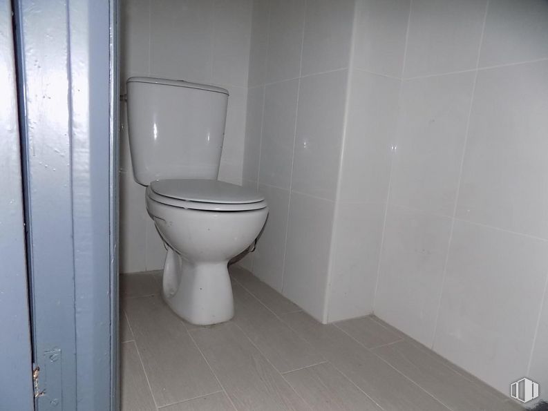 Retail for sale & for rent at Zona Centro, Cuenca, 16002 with toilet, toilet seat, plumbing fixture, bathroom, fluid, purple, floor, urinal, fixture and plumbing around