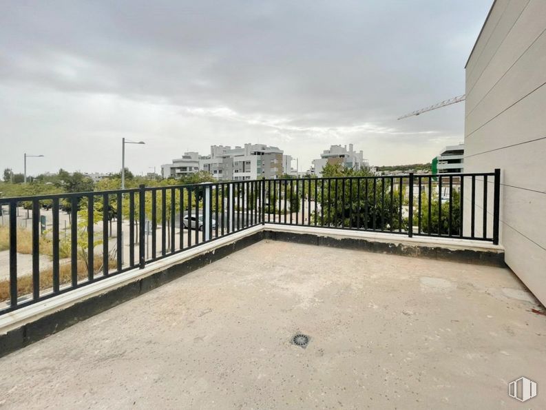 Local en alquiler y venta en Zona Tempranales, San Sebastián de los Reyes, Madrid, 28700 con edificio, cielo, nube, valla, planta, lote de tierra, superficie de la carretera, hierba, paisaje y material compuesto alrededor