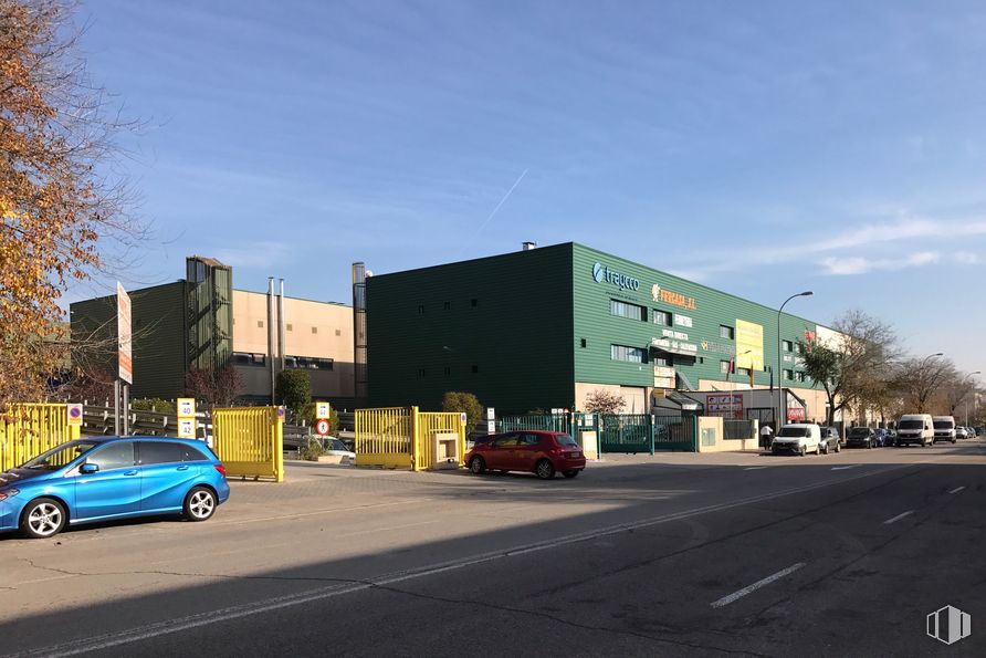 Industrial for rent at Calle Laguna del Marquesado, 24, Villaverde, Madrid, 28021 with car, building, sky, wheel, land vehicle, tire, vehicle, cloud, window and automotive lighting around