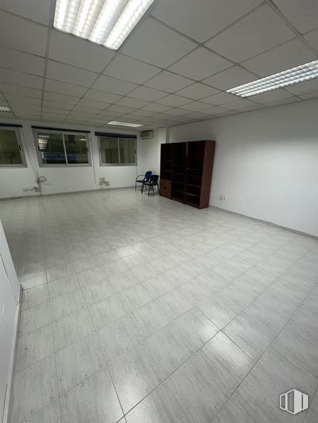 Nave en alquiler en Calle Puerto Navacerrada, 54, Móstoles, Madrid, 28935 con ventana, alumbrado, lámpara, suelos, suelo, techo, interiorismo, suelo de baldosas, hall y plata alrededor