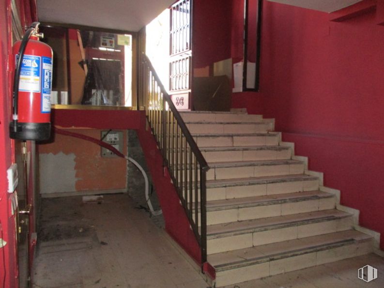 Retail for rent at Zona Fuencarral, Fuencarral - El Pardo, Madrid, 28034 with packaged goods, stairs, building, fire extinguisher, wood, fixture, window, flooring, gas and hardwood around