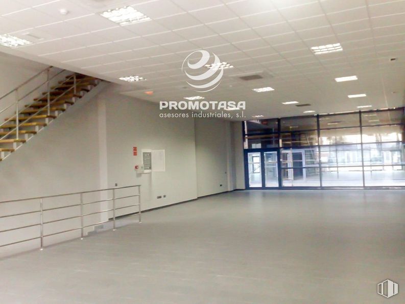 Industrial for rent at Zona La Poveda, Arganda del Rey, Madrid, 28053 with floor, flooring, composite material, ceiling, glass, commercial building, building material, tile flooring, transparency and hall around