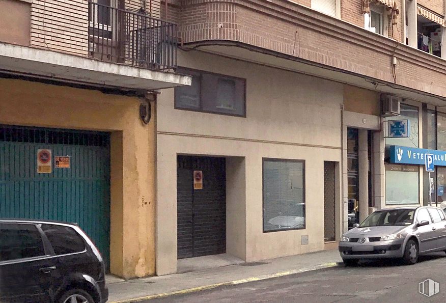 Retail for sale at Paseo Muelle, 14, Talavera de la Reina, Toledo, 45600 with car, window, door, building, automotive parking light, land vehicle, tire, vehicle, property and wheel around